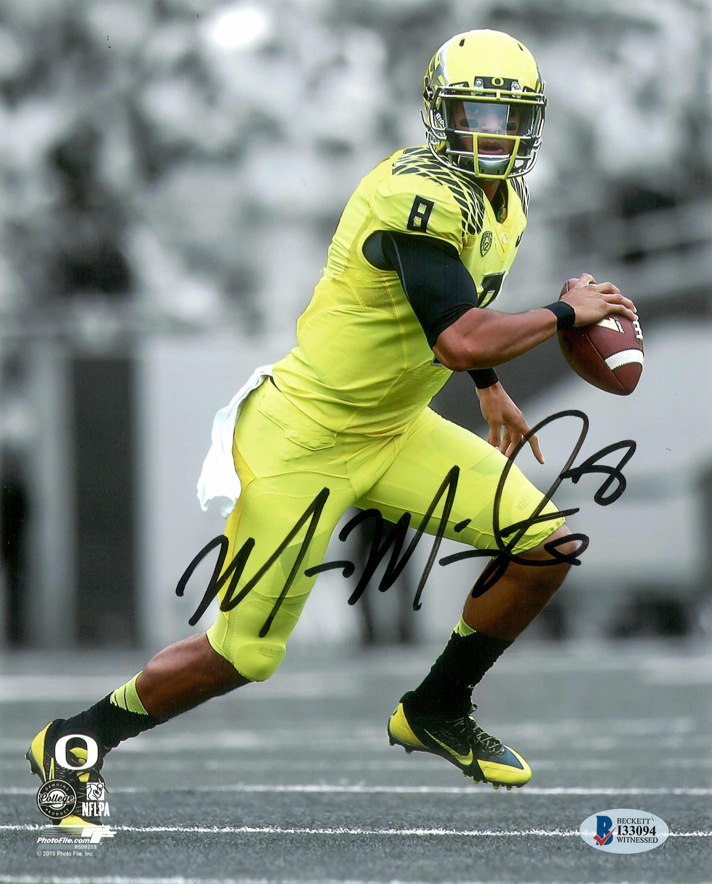 Marcus Mariota Autographed Oregon Ducks 8x10 Photo image 0